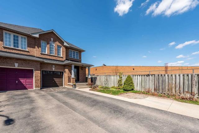 4490 Victory Crt, House attached with 3 bedrooms, 3 bathrooms and 4 parking in Burlington ON | Image 1
