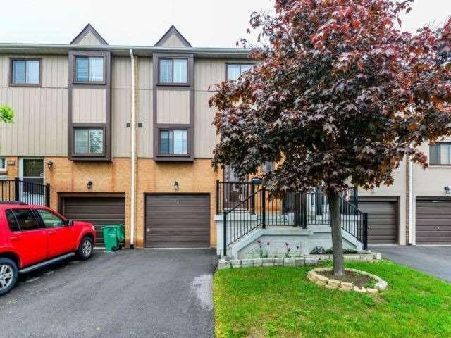107 Moregate Cres, Townhouse with 3 bedrooms, 2 bathrooms and 1 parking in Brampton ON | Image 1