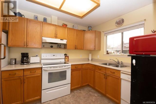 3 - 5131 Gertrude St, House attached with 2 bedrooms, 1 bathrooms and 1 parking in Port Alberni BC | Image 2