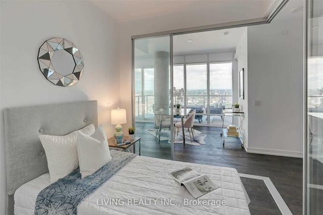 2516 - 488 University Ave, Condo with 3 bedrooms, 2 bathrooms and 0 parking in Toronto ON | Image 3