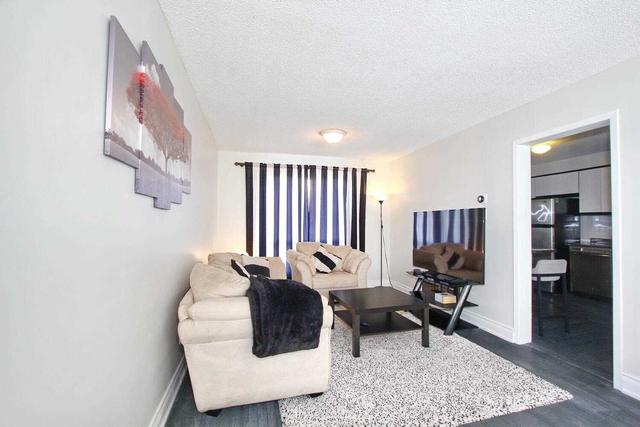 14 Cashel St, House detached with 3 bedrooms, 2 bathrooms and 3 parking in Brampton ON | Image 2
