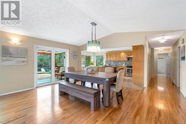 3104 Austin Ave, House detached with 3 bedrooms, 2 bathrooms and 4 parking in Saanich BC | Image 14