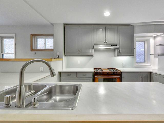 258 Erskine Ave, House detached with 4 bedrooms, 3 bathrooms and 5 parking in Toronto ON | Image 2