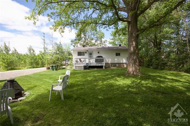 6408 Renaud Road, House detached with 3 bedrooms, 1 bathrooms and 8 parking in Ottawa ON | Image 3