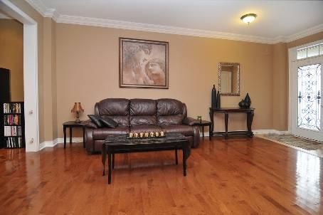 45 Umbria Cres, House detached with 4 bedrooms, 3 bathrooms and 4 parking in Vaughan ON | Image 2