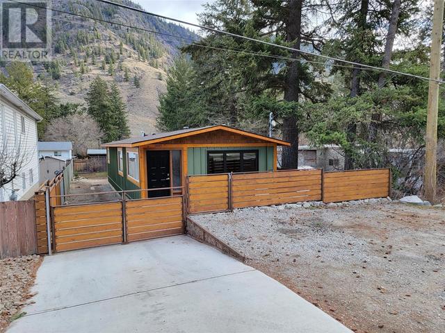 1445 Main Street, House detached with 2 bedrooms, 1 bathrooms and 3 parking in Okanagan Similkameen G BC | Image 3