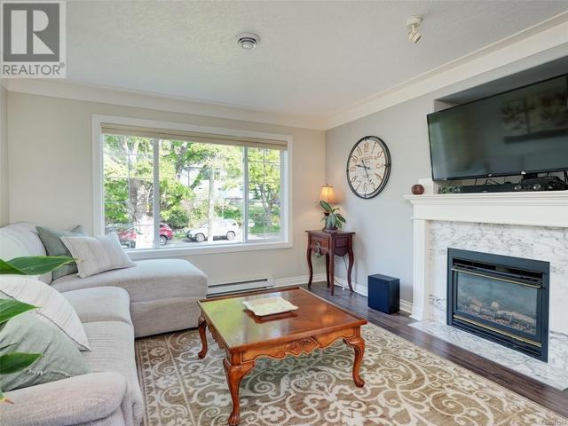 3055 Albany St, House detached with 5 bedrooms, 4 bathrooms and 3 parking in Victoria BC | Image 2