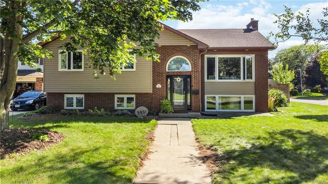 301 Newton Court, House detached with 4 bedrooms, 3 bathrooms and 5 parking in Sarnia ON | Image 1