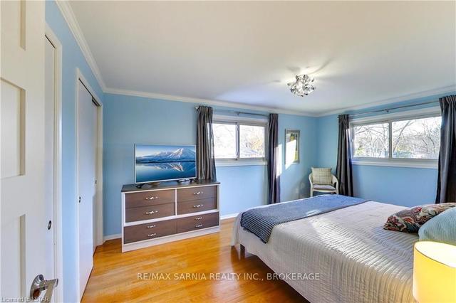 1720 Mills St, House detached with 3 bedrooms, 2 bathrooms and 8 parking in Sarnia ON | Image 29