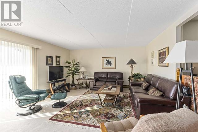 313 Macdonald Ave # 402, Condo with 2 bedrooms, 1 bathrooms and null parking in Sault Ste. Marie ON | Image 3