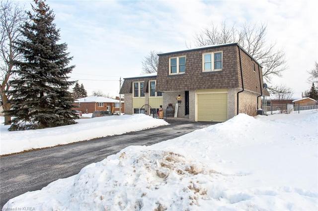 3 Daniel Court, House detached with 3 bedrooms, 1 bathrooms and 3 parking in Kawartha Lakes ON | Image 2