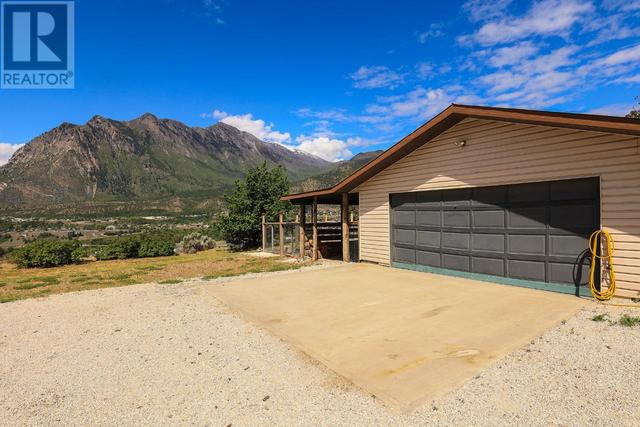 102 Pine Ridge Road, House detached with 2 bedrooms, 3 bathrooms and null parking in Lillooet BC | Image 4