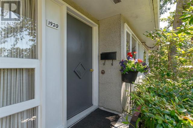 1920 Waterloo Rd, House detached with 3 bedrooms, 1 bathrooms and 1 parking in Saanich BC | Card Image