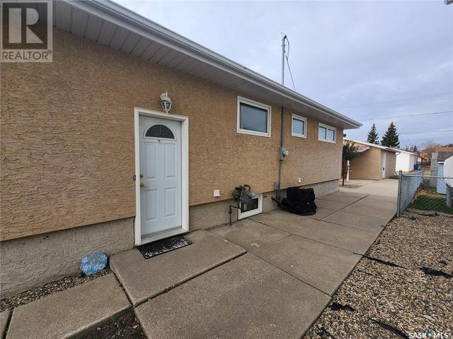 1022 Queen Street, House detached with 4 bedrooms, 2 bathrooms and null parking in Melville SK | Image 2