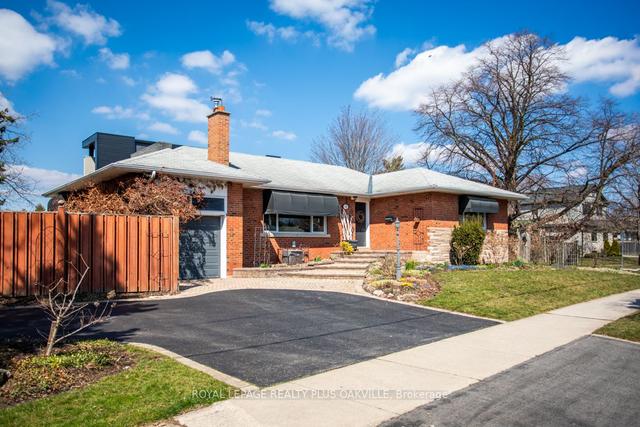 2055 Hixon St, House detached with 2 bedrooms, 2 bathrooms and 4 parking in Oakville ON | Image 1