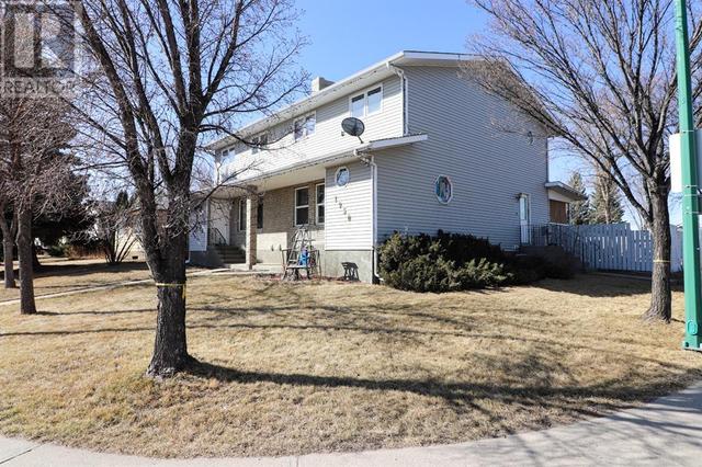 1950 1 Avenue Ne, Home with 4 bedrooms, 3 bathrooms and 3 parking in Medicine Hat AB | Card Image