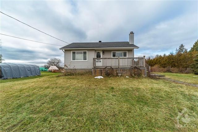 3822 Indian Creek Road, House detached with 3 bedrooms, 1 bathrooms and 10 parking in Clarence Rockland ON | Image 1