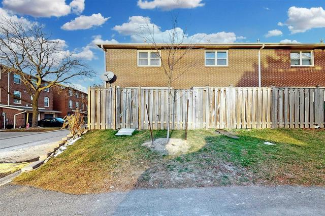 52 Eden Park Dr, Townhouse with 3 bedrooms, 2 bathrooms and 2 parking in Brampton ON | Image 26