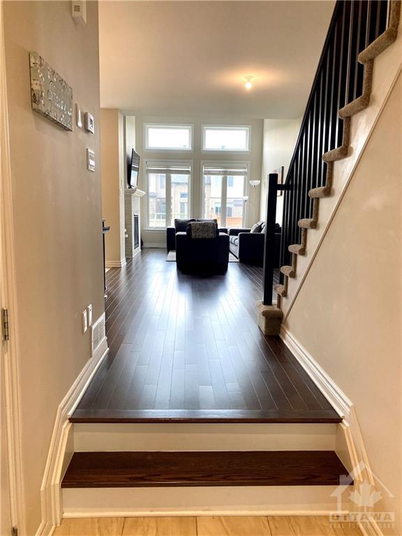 593 Rowers Way, Townhouse with 3 bedrooms, 3 bathrooms and 2 parking in Ottawa ON | Image 4