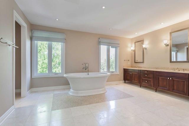 34 Spadina Rd, House detached with 4 bedrooms, 5 bathrooms and 6 parking in Richmond Hill ON | Image 4