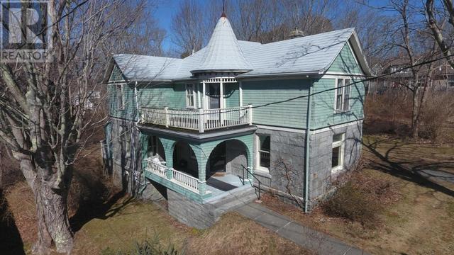 36 King Street, House detached with 3 bedrooms, 2 bathrooms and null parking in Shelburne NS | Image 1