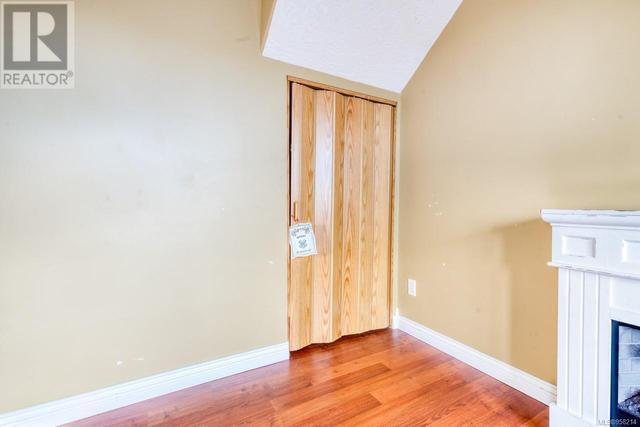 1332 Lyall St, House detached with 2 bedrooms, 1 bathrooms and 2 parking in Esquimalt BC | Image 24