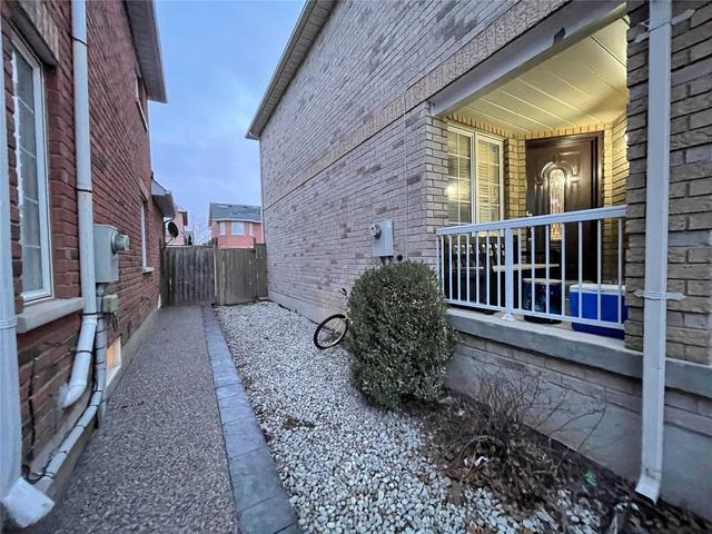 12 Prince Cres, House detached with 3 bedrooms, 3 bathrooms and 8 parking in Brampton ON | Image 12