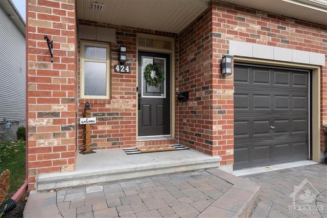 424 Sultan Street, Townhouse with 3 bedrooms, 4 bathrooms and 3 parking in Ottawa ON | Image 2