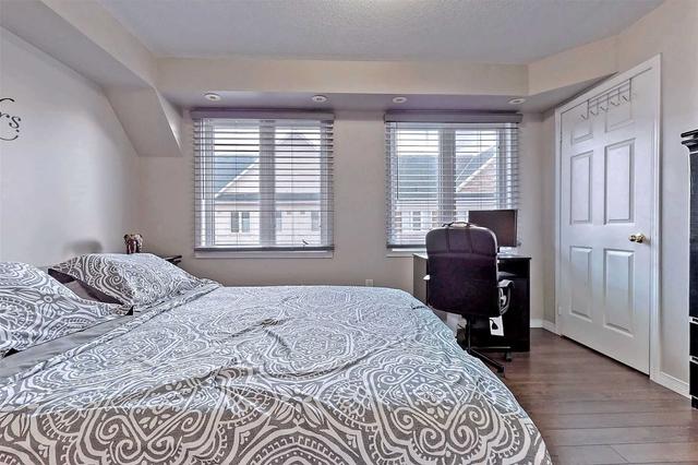 2241 Bur Oak Ave, Townhouse with 2 bedrooms, 3 bathrooms and 2 parking in Markham ON | Image 3