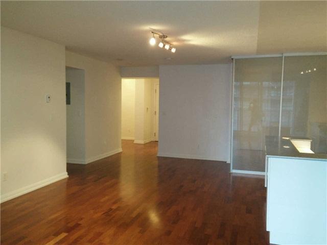 1050 - 111 Elizabeth St, Condo with 2 bedrooms, 2 bathrooms and 1 parking in Toronto ON | Image 12