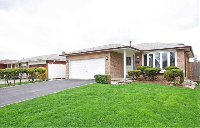 3260 Oakglage Cres, House detached with 3 bedrooms, 2 bathrooms and 4 parking in Mississauga ON | Image 1