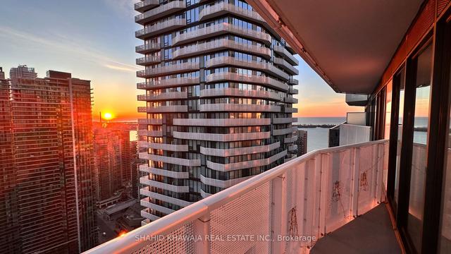 4304 - 100 Harbour St, Condo with 2 bedrooms, 2 bathrooms and 1 parking in Toronto ON | Image 25