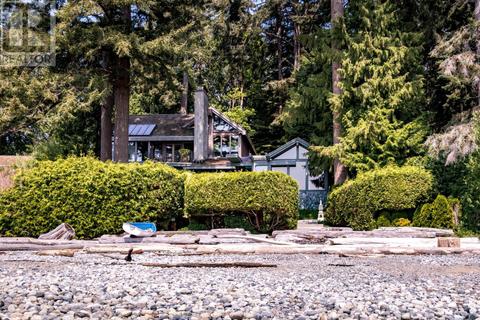 3581 Beach Avenue, House detached with 3 bedrooms, 4 bathrooms and null parking in Sunshine Coast D BC | Card Image