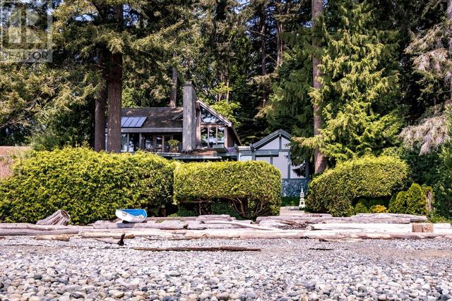 3581 Beach Avenue, House detached with 3 bedrooms, 4 bathrooms and null parking in Sunshine Coast D BC | Image 1