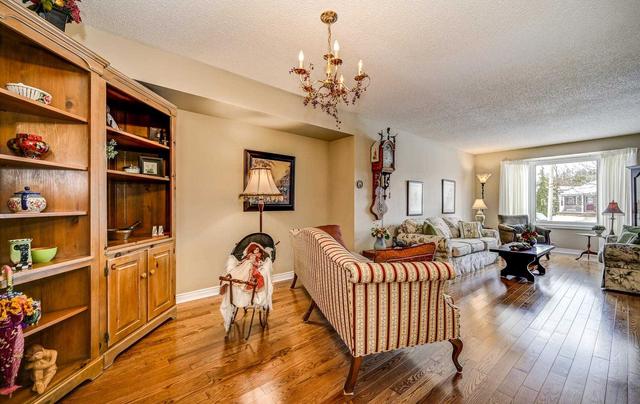 13 Wabbokish Crt, House detached with 2 bedrooms, 2 bathrooms and 4 parking in Clarington ON | Image 3