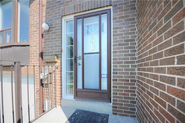 36 - 40 Castle Rock Dr, Townhouse with 3 bedrooms, 2 bathrooms and 2 parking in Richmond Hill ON | Image 2