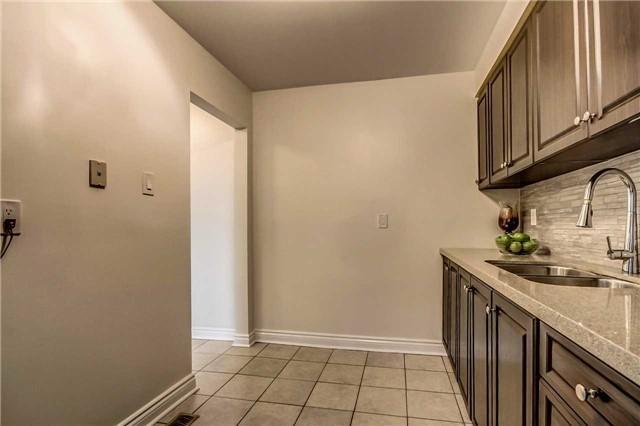 22 Enmount Dr, Townhouse with 3 bedrooms, 2 bathrooms and 1 parking in Brampton ON | Image 9