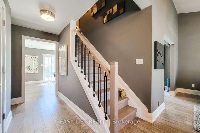 680 Powell Crt, House detached with 3 bedrooms, 3 bathrooms and 6 parking in Burlington ON | Image 2