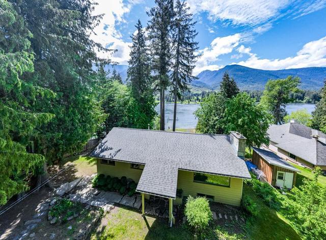 7484 Highway 3a, House detached with 4 bedrooms, 3 bathrooms and null parking in Central Kootenay E BC | Image 3