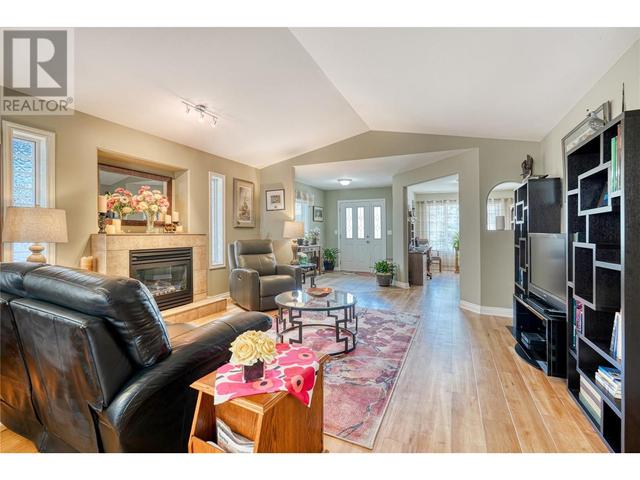 6925 Meadows Drive, House detached with 2 bedrooms, 2 bathrooms and 5 parking in Oliver BC | Image 10
