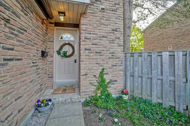 680 Regency Crt, Townhouse with 3 bedrooms, 2 bathrooms and 2 parking in Burlington ON | Image 34