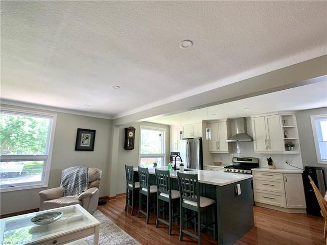 81 Shoreline Drive, House detached with 4 bedrooms, 2 bathrooms and 5 parking in St. Catharines ON | Image 3