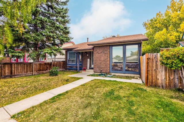 809 Ranchview Circle Nw, House detached with 4 bedrooms, 2 bathrooms and 2 parking in Calgary AB | Image 2