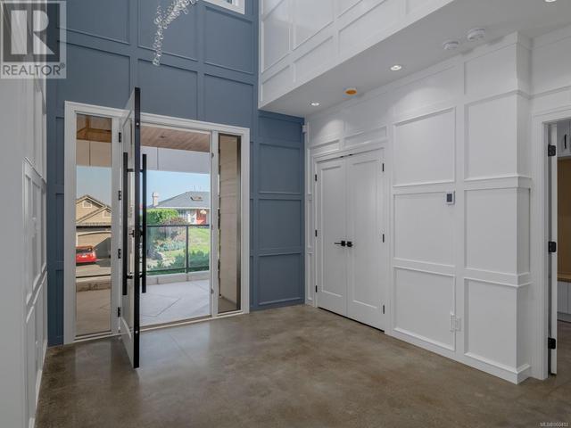 Open entry with wainscot finishings | Image 20