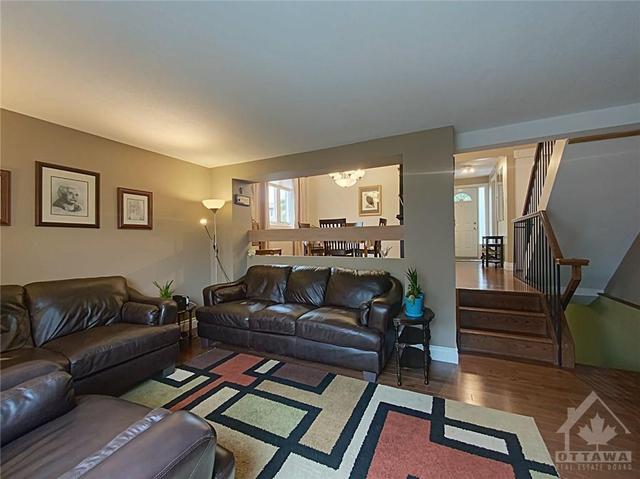 1723 Lamoureux Drive, Townhouse with 3 bedrooms, 2 bathrooms and 1 parking in Ottawa ON | Image 9
