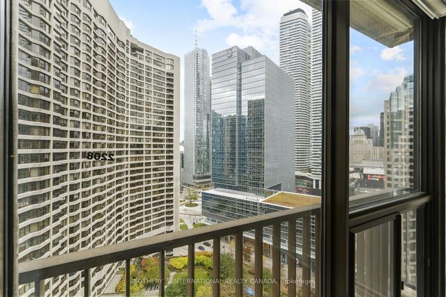 2208 - 33 Harbour Sq, Condo with 2 bedrooms, 3 bathrooms and 1 parking in Toronto ON | Image 12