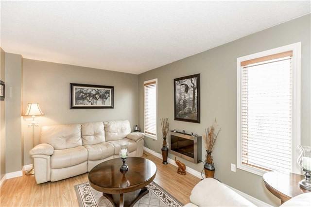210 Kozlov St, House detached with 3 bedrooms, 2 bathrooms and 2 parking in Barrie ON | Image 4