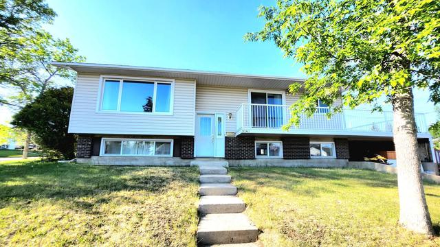 9240 107 Avenue, House detached with 5 bedrooms, 3 bathrooms and 2 parking in Grande Prairie AB | Image 1