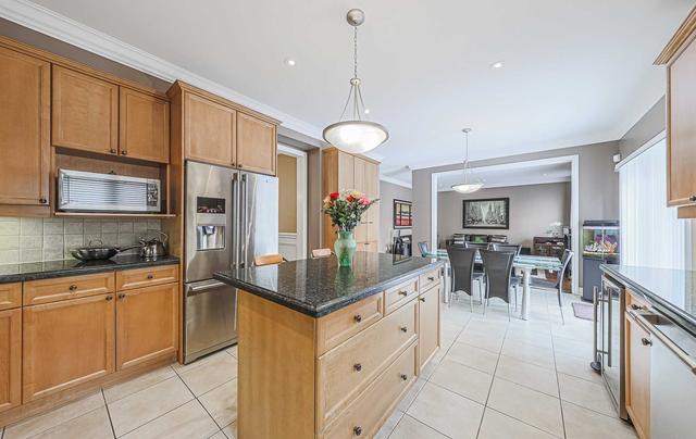 36 Foxwood Rd, House detached with 4 bedrooms, 4 bathrooms and 6 parking in Vaughan ON | Image 6