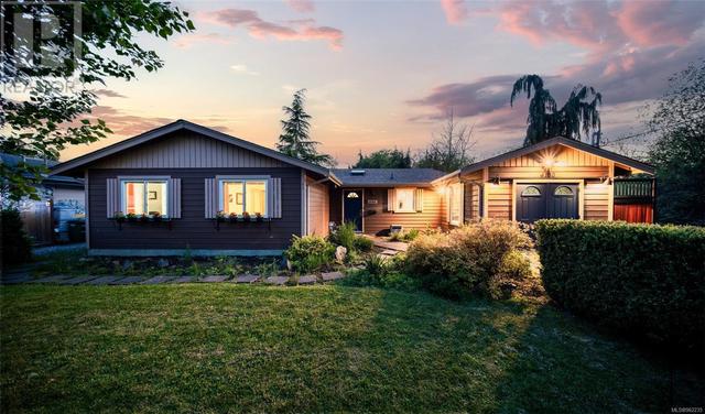 4100 Interurban Rd, House detached with 3 bedrooms, 2 bathrooms and 2 parking in Saanich BC | Image 1